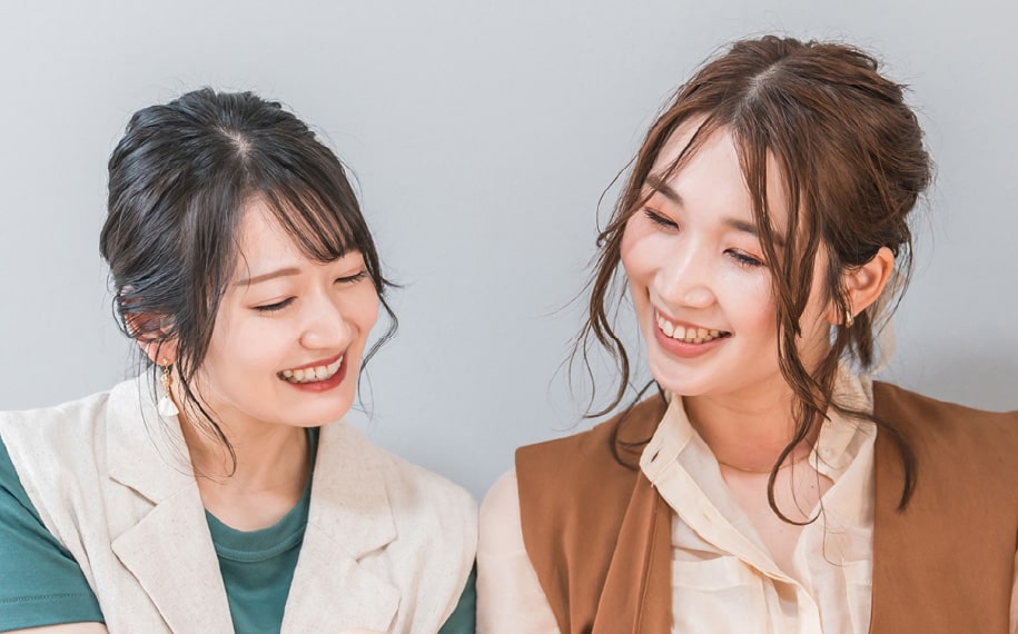 笑顔の二人の女性