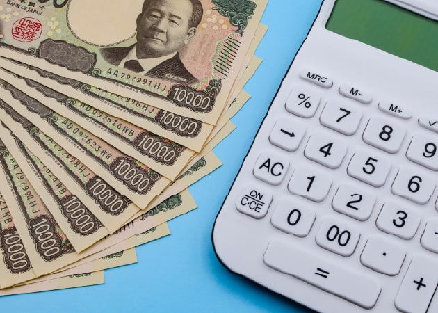 お金と電卓の画像