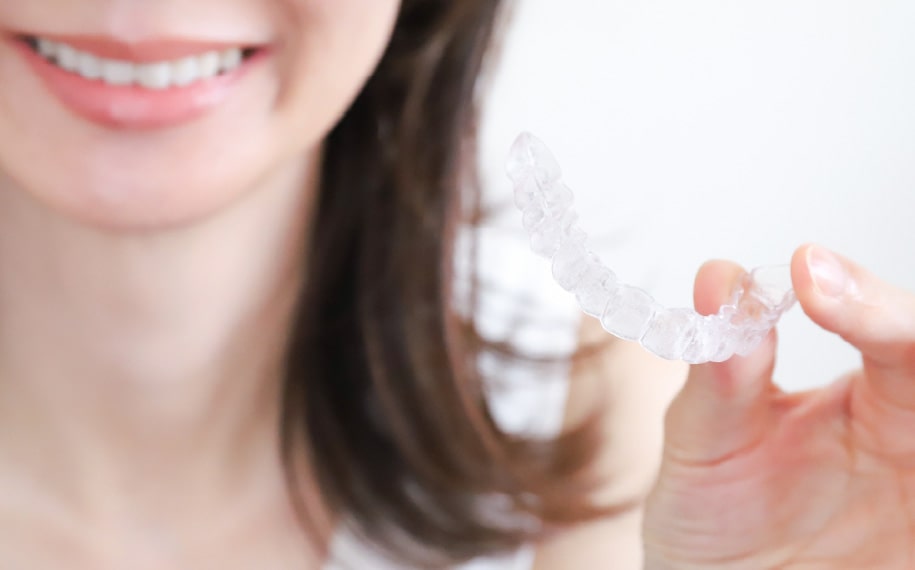 マウスピースを持つ女性