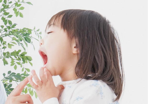 口を開ける女の子