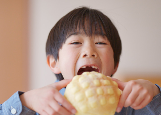 よく噛み唾液分泌を促す
