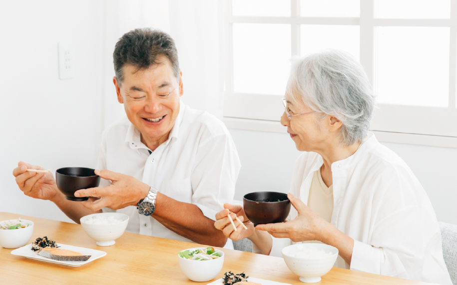 食事をしている高齢女性と男性