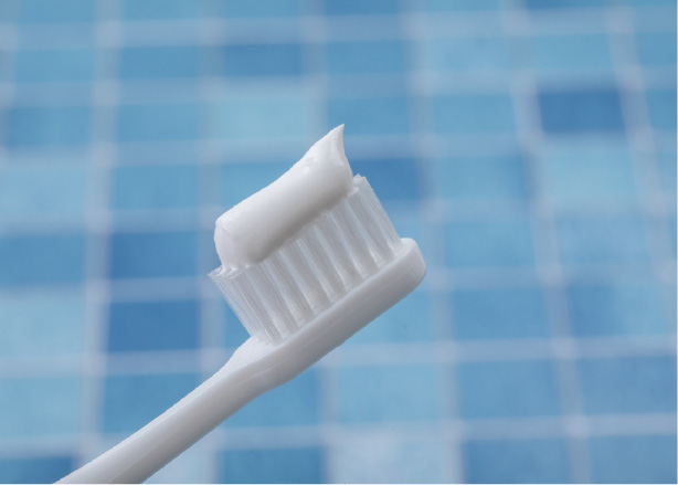 歯磨き粉が乗った歯ブラシの画像