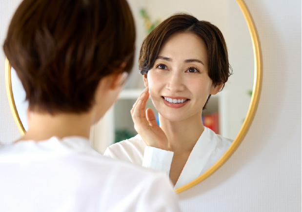 鏡に笑顔御向ける女性